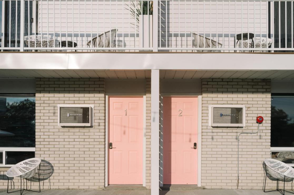 פיקטון The June Motel, Prince Edward County מראה חיצוני תמונה